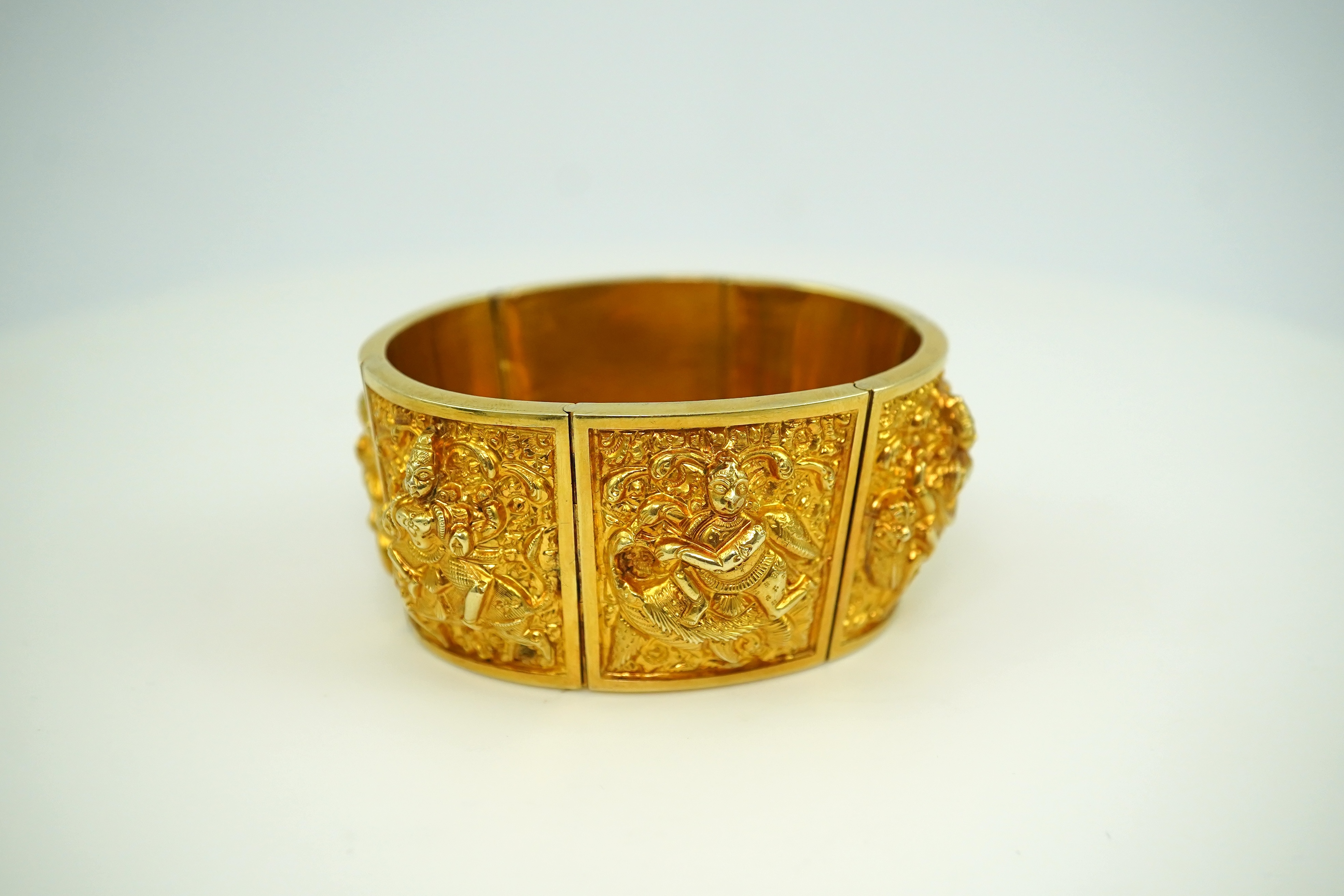 A gold cuff bracelet, early 20th century